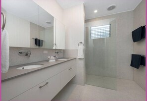 Douche, serviettes fournies
