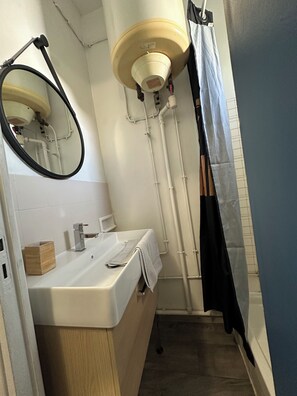 Dusch, handdukar och toalettpapper