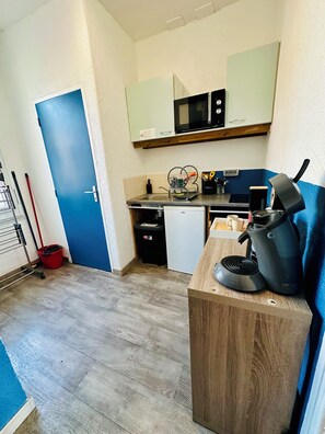 Kjøleskap, mikrobølgeovn, kokeplater og kaffetrakter/tekoker