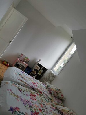 4 habitaciones, tabla de planchar con plancha, wifi y ropa de cama 