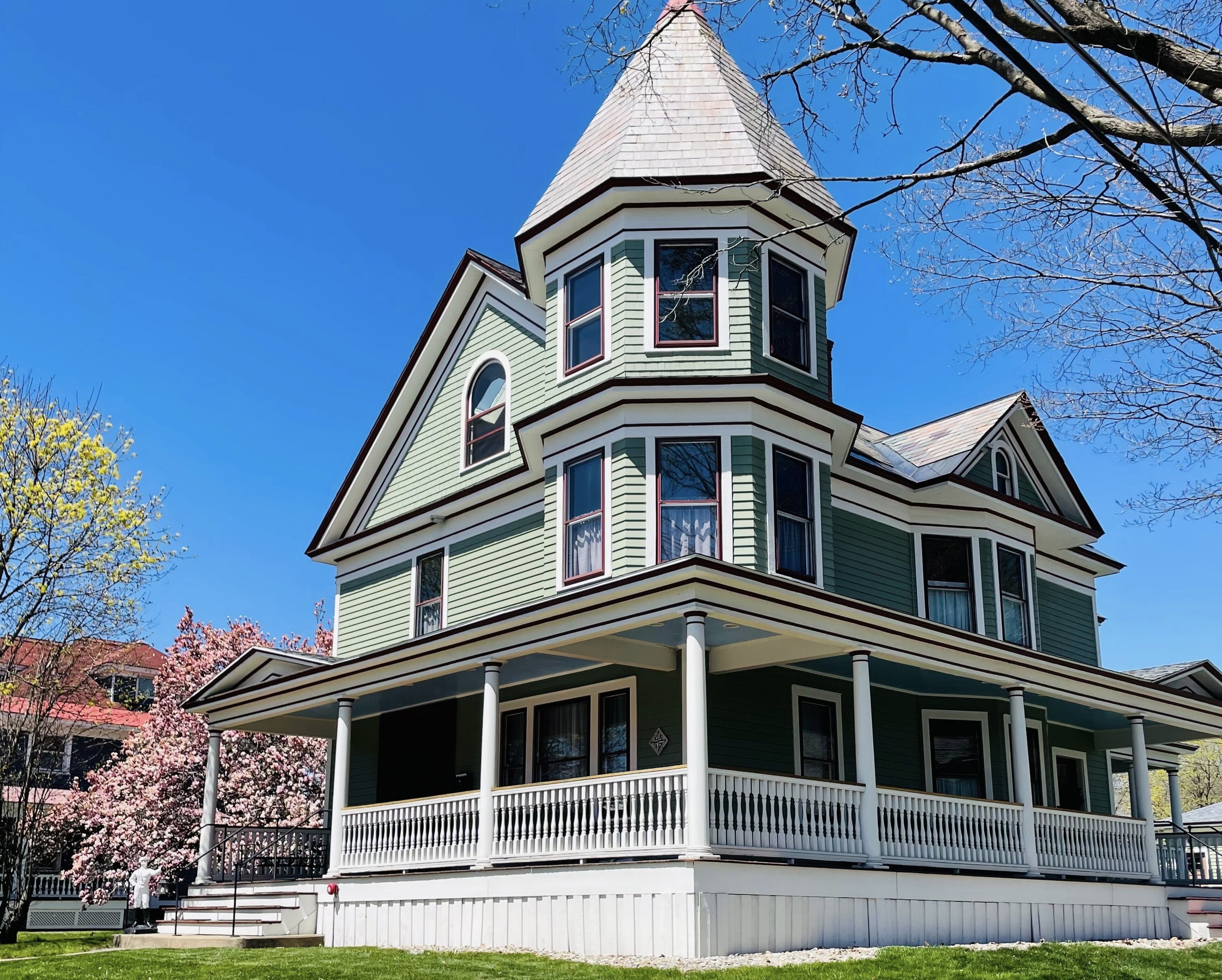 4-Bed Booking for Belmont! Fully Restored Victorian Blocks from Broadway