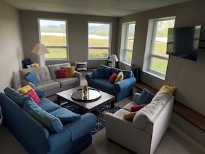 TV, offices - This AMAZING river getaway is PERFECT for YOU!  Private deck, grill & fire pit!  (Winona)