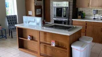 Geladeira, micro-ondas, fogão, cooktop