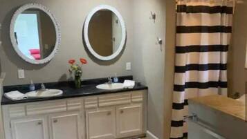 淋浴设施、吹风机、毛巾、肥皂