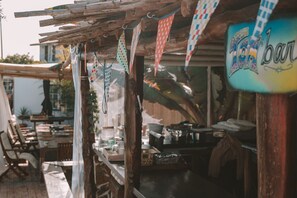 Outdoor dining - Cosy Mosey (1 bedroom + bathroom and outdoor cooking) (Assofora)
