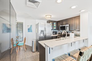 Kylskåp, mikrovågsugn, ugn och spishäll