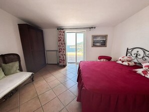 6 bedrooms, iron/ironing board, WiFi, bed sheets