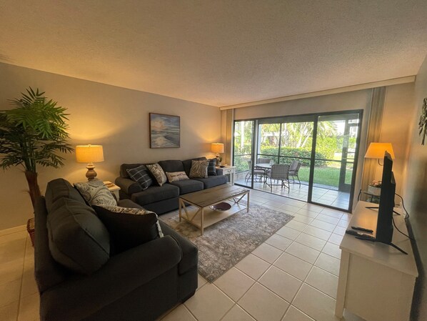 TV, DVD player - Tropical garden view 2 Bed /2 Ba (Sarasota)