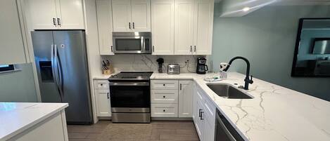 Kjøleskap, mikrobølgeovn, ovn og oppvaskmaskin