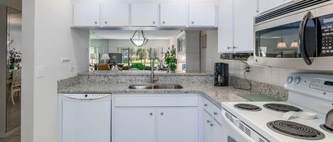 Kühlschrank, Mikrowelle, Ofen, Geschirrspüler