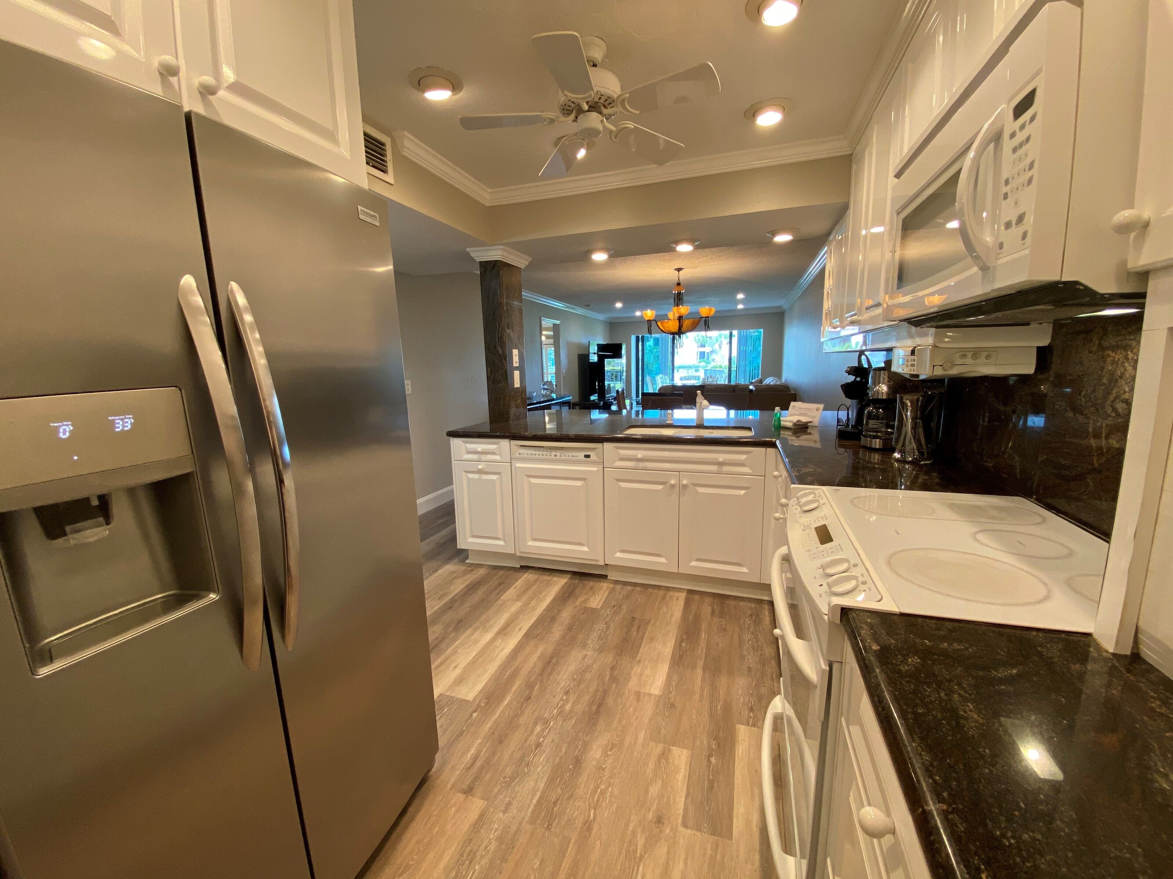 Kjøleskap, mikrobølgeovn, ovn og oppvaskmaskin