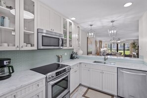 Kjøleskap, mikrobølgeovn, ovn og oppvaskmaskin