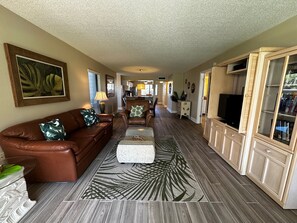 TV, DVD player - Sun-filled garden villa corner 2Bd/2Bath unit (Sarasota)