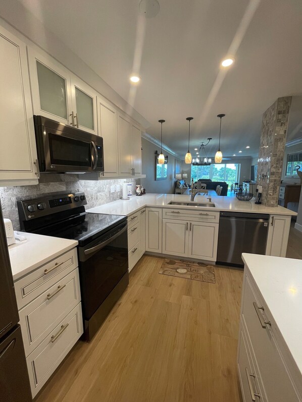 Fridge, microwave, oven, dishwasher - Watch the sunset from you screened in lanai in this 2bd/2ba Condo (Sarasota)