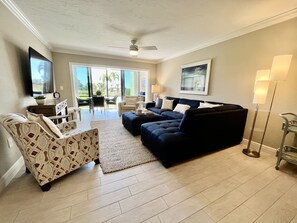 テレビ、DVD プレーヤー