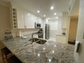 Kjøleskap, mikrobølgeovn, ovn og oppvaskmaskin