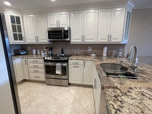 Kylskåp, mikrovågsugn, ugn och diskmaskin