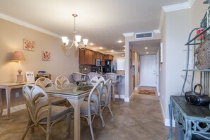 Dining - Crescent Beach gulf view Condo (Sarasota)
