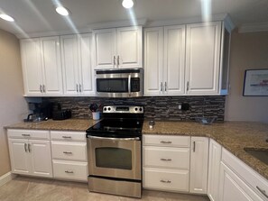 Réfrigérateur, micro-ondes, four, lave-vaisselle