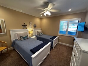 2 bedrooms, iron/ironing board, WiFi, bed sheets - Coastal chic 2 Bed/ 2bath Condo (Sarasota)