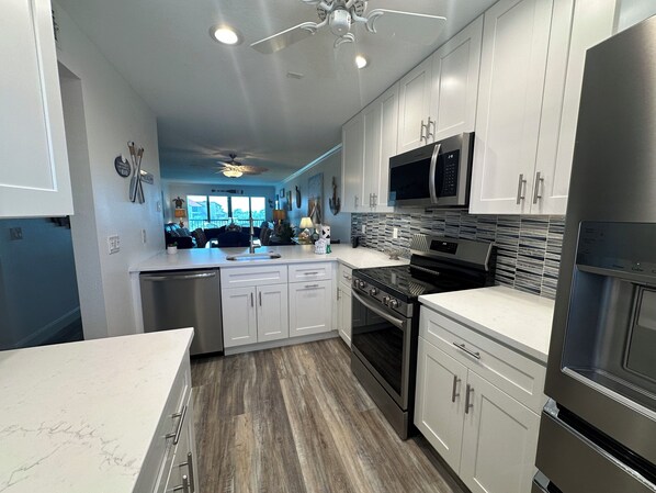 Kjøleskap, mikrobølgeovn, ovn og oppvaskmaskin