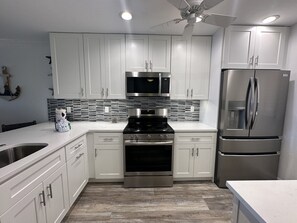 Kjøleskap, mikrobølgeovn, ovn og oppvaskmaskin