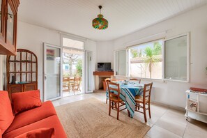 テレビ、DVD プレーヤー