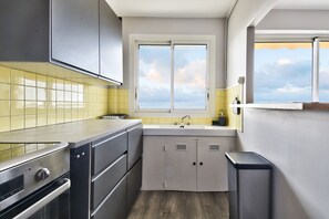 Refrigerador, microondas, horno y cafetera y tetera