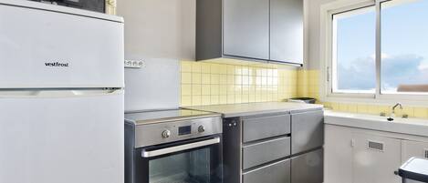 Fridge, microwave, oven, coffee/tea maker