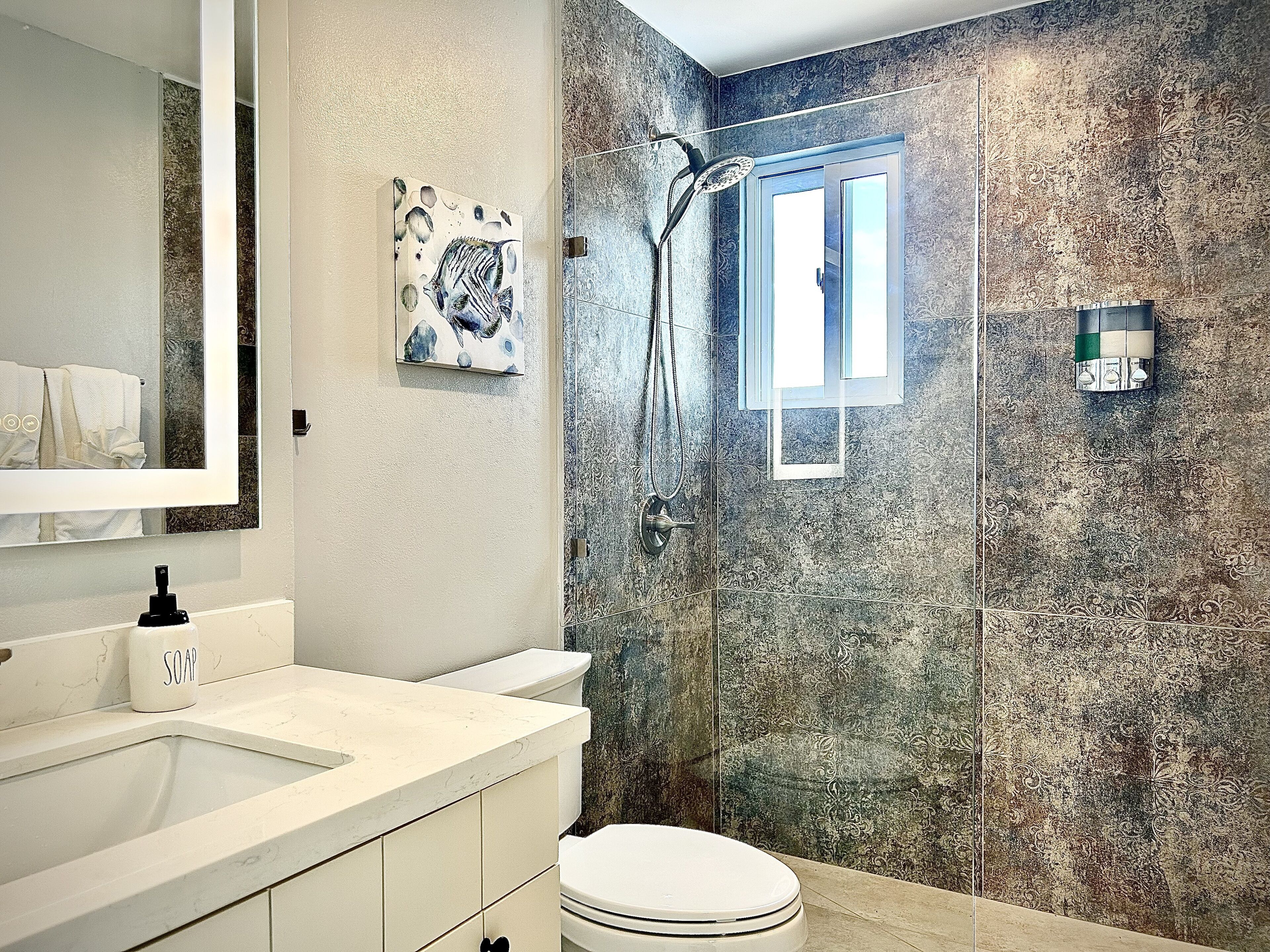 Dusche, Haartrockner, Bidet, Handtücher