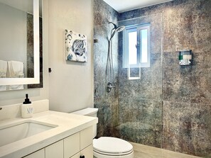 Dusche, Haartrockner, Bidet, Handtücher