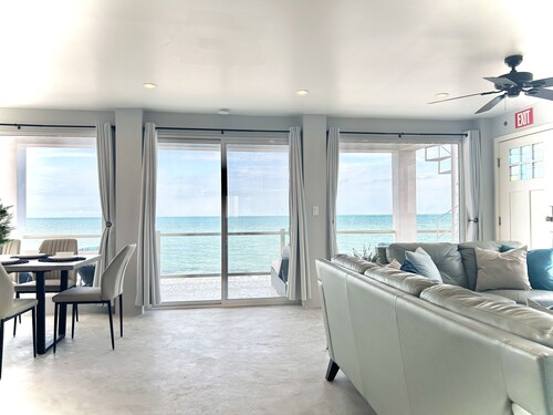 Beachfront 3 Beds w/ Kitchen/Pool/Breakfast