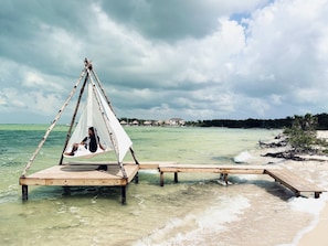 على الشاطئ، كراسي للتشمس، مناشف للشاطئ