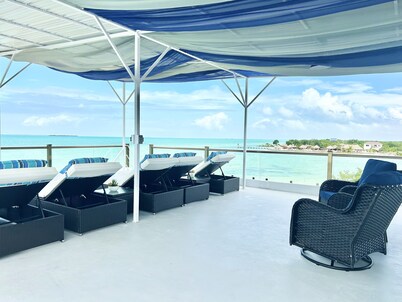 Beachfront 3 Beds w/ Kitchen/Pool/Breakfast