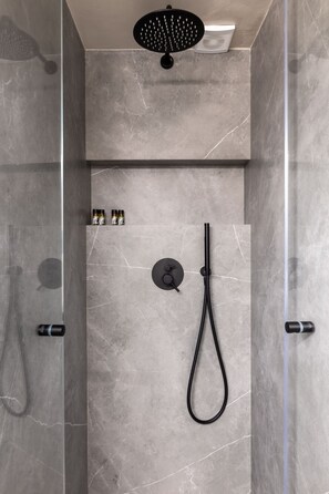 Shower, hair dryer, towels, soap - The HostMaster Le Privilège Élégance Flat (Αθήνα)