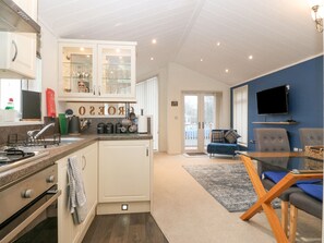 Dishwasher, electric kettle, toaster, cookware/dishes/utensils - Y Caban (Llanfairpwllgwyngyll)