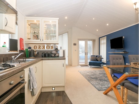 Lavavajillas, tetera/pava eléctrica, tostadora, utensilios de cocina