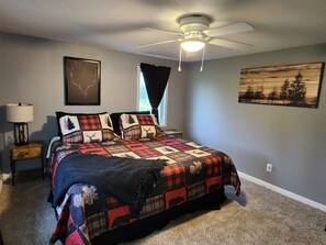 4 chambres, bureau, fer et planche à repasser, lit parapluie