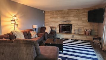 Smart TV, caminetto, lettore DVD, stampante