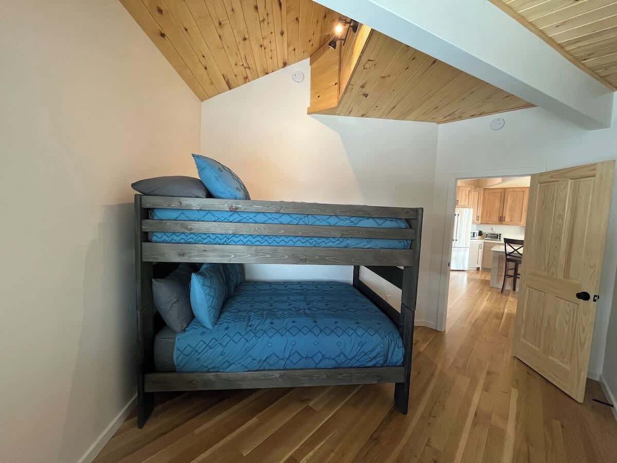 3 bedrooms, desk, iron/ironing board, free WiFi