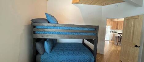 3 bedrooms, desk, iron/ironing board, free WiFi