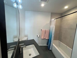 Douche, séchoir à cheveux, serviettes fournies, shampooing