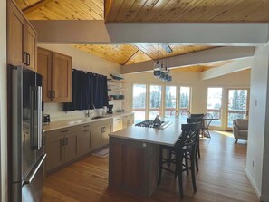 Fridge, microwave, oven, stovetop - Cliff House - Newly remodel home with amazing view (Crested Butte)