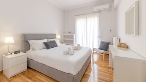 A modern hotel room with a large bed, bedside tables, a desk, and a chair. - The HostMaster Cosmopolitan Downtown Scent (Αθήνα)
