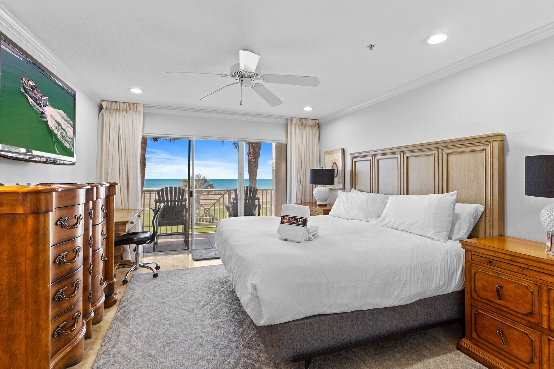 3 bedrooms, desk, Internet, bed sheets