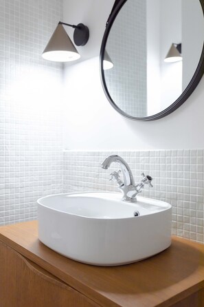 Haartrockner, Handtücher, Seife, Shampoo