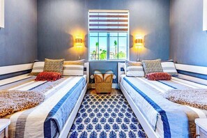 4 Schlafzimmer, Schreibtisch, Bügeleisen/Bügelbrett, Reisekinderbett