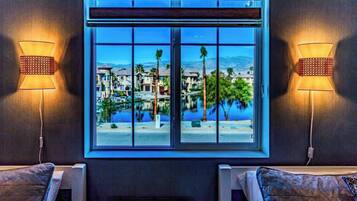 4 habitaciones, escritorio y tabla de planchar con plancha