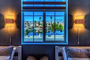 4 soverom, skrivebord, strykejern/-brett og reiseseng for barn