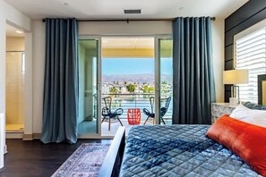 4 soverom, skrivebord, strykejern/-brett og reiseseng for barn